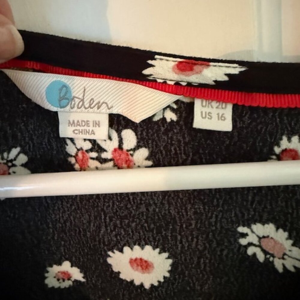 Boden black v- neck blouse with daisy print size 16 - Picture 2 of 2
